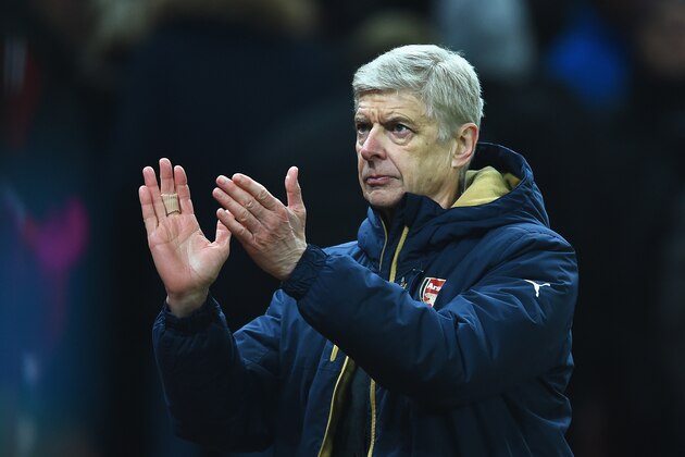 STOKE ON TRENT, ENGLAND - JANUARY 17:  Arsene Wenger, manager of Arsenal applauds the fans after the Barclays Premier League match between Stoke City and Arsenal at Britannia Stadium on January 17, 2016 in Stoke on Trent, England.  (Photo by Laurence Griffiths/Getty Images)