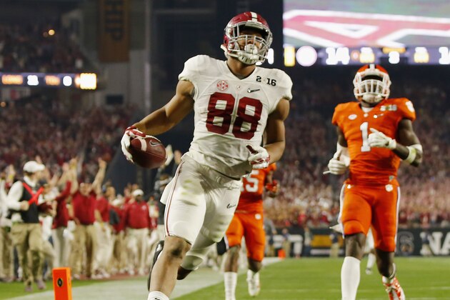 GLENDALE, AZ - JANUARY 11:  O.J. Howard #88 of the Alabama Crimson Tide scores a 53 yards touchdown in the third quarter against the Clemson Tigers during the 2016 College Football Playoff National Championship Game at University of Phoenix Stadium on January 11, 2016 in Glendale, Arizona.  (Photo by Kevin C. Cox/Getty Images)