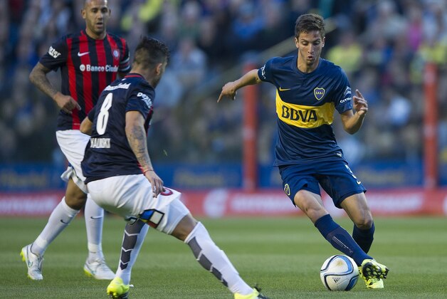 Boca Juniors' midfielder Rodrigo Betancur (R) vies for the ball with San Lorenzo's midfielder Enzo Kalinski during their Argentina First Division football match at La Bombonera stadium, in Buenos Aires, on September 6, 2015. AFP PHOTO / ALEJANDRO PAGNI        (Photo credit should read ALEJANDRO PAGNI/AFP/Getty Images)