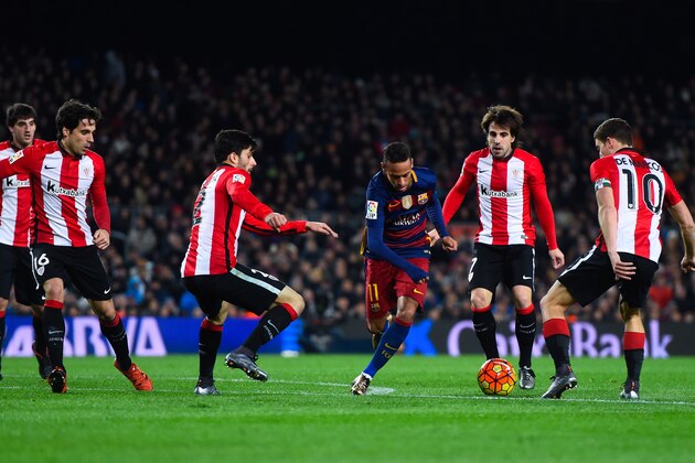 BARCELONA, SPAIN - JANUARY 17:  Neymar of FC Barcelona competes for the ball with Athletic Club de Bilbao players during the La Liga match between FC Barcelona and Athletic Club de Bilbao  at Camp Nou on January 17, 2016 in Barcelona, Spain.  (Photo by David Ramos/Getty Images)