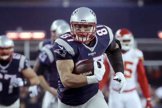 New England Patriots tight end Rob Gronkowski (87) runs after catching a pass against the Kansas City Chiefs in the first half of an NFL divisional playoff football game, Saturday, Jan. 16, 2016, in Foxborough, Mass. (AP Photo/Steven Senne)