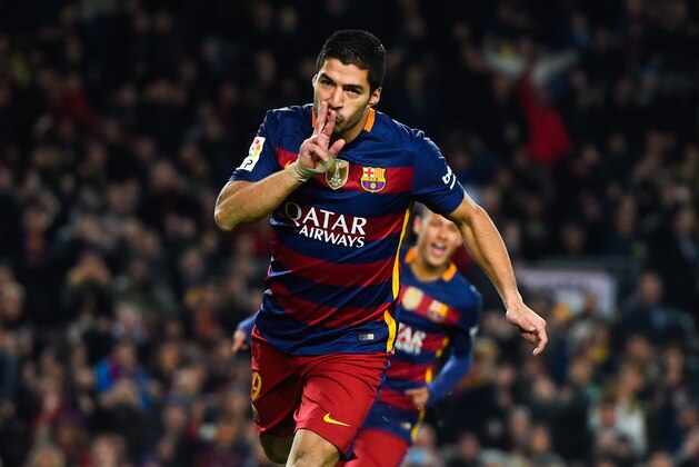 BARCELONA, SPAIN - JANUARY 17:  Luis Suarez of FC Barcelona celebrates after scoring his team's third goal the La Liga match between FC Barcelona and Athletic Club de Bilbao  at Camp Nou on January 17, 2016 in Barcelona, Spain.  (Photo by David Ramos/Getty Images)