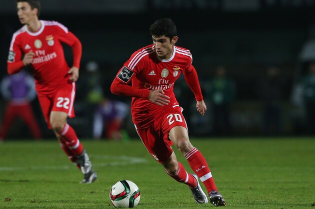 SETUBAL, PORTUGAL - DECEMBER 12:  SL Benfica's midfielder Goncalo Guedes in action during the Primeira Liga match between Vitoria Setubal and SL Benfica at Estadio do Bonfim on December 12, 2015 in Setubal, Portugal.  (Photo by Gualter Fatia/Getty Images)