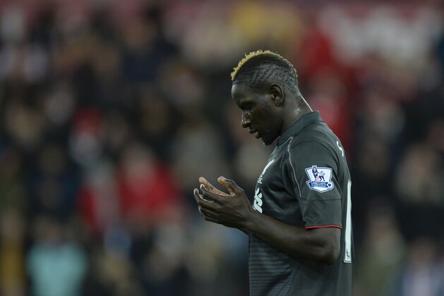 Liverpool's French defender Mamadou Sakho says a prayer before kick off of the English Premier League football match between Sunderland and Liverpool at the Stadium of Light in Sunderland, north east England, on December 30, 2015.  / AFP / OLI SCARFF        (Photo credit should read OLI SCARFF/AFP/Getty Images)