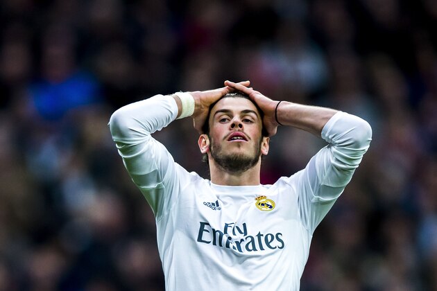 MADRID, SPAIN - DECEMBER 30: Gareth Bale of Real Madrid CF reacts as he fail to score during the La Liga match between Real Madrid CF and Real Sociedad de Futbol at Estadio Santiago Bernabeu on December 30, 2015 in Madrid, Spain.  (Photo by Gonzalo Arroyo Moreno/Getty Images)