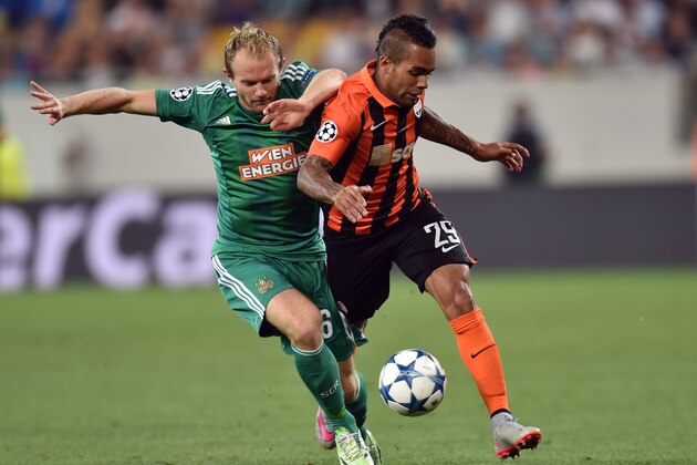 Shakhtar's Donetsk  Alex Teixeira  (R ) and Mario Sonnleitner Rapid Wien vie during the UEFA Champions League playoff football match between Shakhtar Donetsk and Rapid Wien at Arena Lviv Stadium in Lviv on August 25, 2015. AFP PHOTO/ SERGEI SUPINSKY        (Photo credit should read SERGEI SUPINSKY/AFP/Getty Images)