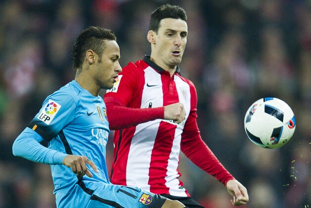 BILBAO, SPAIN - JANUARY 20:  Neymar of FC Barcelola duels for the ball with Aritz Aduriz of Athletic Club during the Copa del Rey Quarter Final First Leg match between Athletic Club and FC Barcelola at San Mames Stadium on January 20, 2016 in Bilbao, Spain.  (Photo by Juan Manuel Serrano Arce/Getty Images)