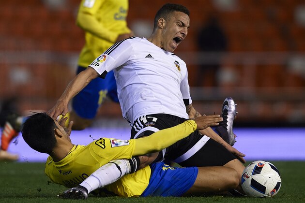 VALENCIA, SPAIN - JANUARY 21:  Rodrigo Moreno (R) of Valencia is tackled by Araujo of Las Palmas during the Copa del Rey quarter-final first leg match between Valencia CF and UD Las Palmas at Estadio Mestalla on January 21, 2016 in Valencia, Spain.  (Photo by Manuel Queimadelos Alonso/Getty Images)
