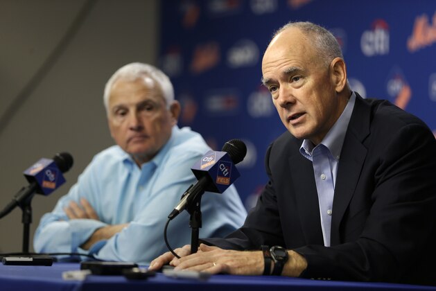 New York Mets general manger Sandy Alderson, right, speaks while manager Terry Collins looks on during a news conference in New York, Wednesday, Nov. 4, 2015. (AP Photo/Seth Wenig)