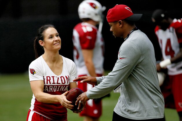 Arizona Cardinals training camp coaches Jen Welter hands off to Willie Williams during an NFL football camp, Monday, Aug. 24, 2015, in Glendale, Ariz. (AP Photo/Matt York)