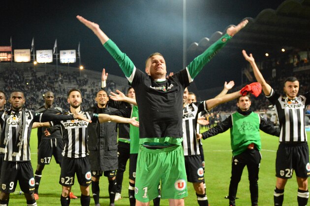 Angers' French goalkeeper Ludovic Butelle (R) and his teammates gesture during the French L1 football match between Angers (SCO) and Paris Saint-Germain (PSG), on December 1, 2015, at the Jean Bouin stadium, in Angers, western France. The match ended in a 0-0 draw.   / AFP / JEAN-FRANCOIS MONIER        (Photo credit should read JEAN-FRANCOIS MONIER/AFP/Getty Images)