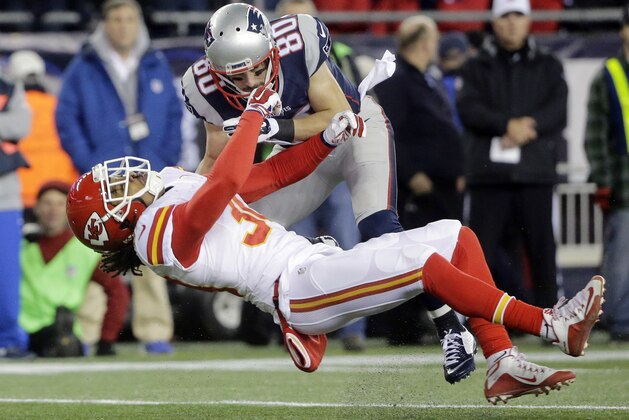 Danny Amendola (80) de los Patriots de Nueva Inglaterra embiste a Jamell Fleming (30) de los Chiefs de Kansas City en los playoffs de la NFL el sábado 16 de enero de 2016. (AP Foto/Steven Senne)