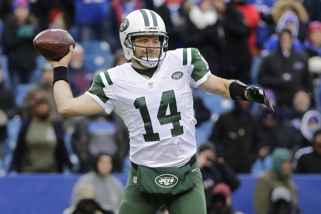 New York Jets quarterback Ryan Fitzpatrick (14) throws a pass during the first half of an NFL football game against the Buffalo Bills Sunday, Jan. 3, 2016, in Orchard Park, N.Y. (AP Photo/Bill Wippert)