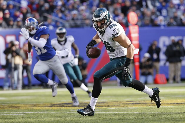 Philadelphia Eagles tight end Zach Ertz (86) runs the ball against the New York Giants during an NFL football game, Sunday, Jan. 3, 2016, in East Rutherford, N.J. (AP Photo/Kathy Willens)