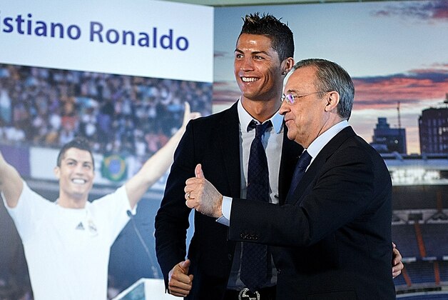 MADRID, SPAIN - SEPTEMBER 15:  Cristiano Ronaldo (L) greets the media alongside Real Madrid president Florentino Perez (R) after signing a contract renewal for Real Madrid at Estadio Santiago Bernabeu on September 15, 2013 in Madrid, Spain.  (Photo by Gonzalo Arroyo Moreno/Getty Images)
