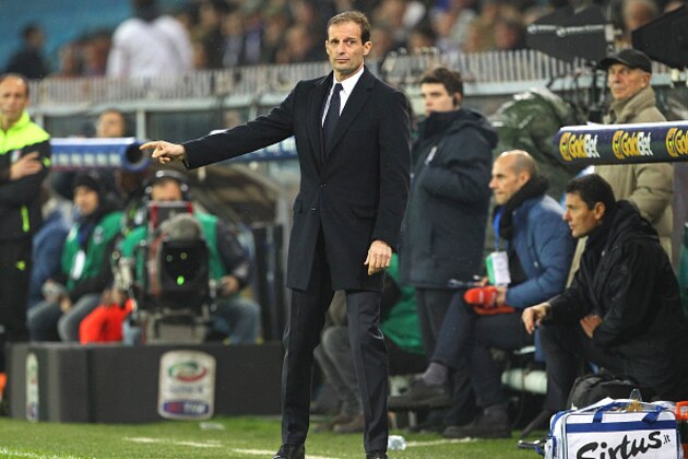 GENOA, ITALY - JANUARY 10:  Juventus FC coach Massimiliano Allegri issues instructions to his players during the Serie A match between UC Sampdoria and Juventus FC at Stadio Luigi Ferraris on January 10, 2016 in Genoa, Italy.  (Photo by Marco Luzzani/Getty Images)