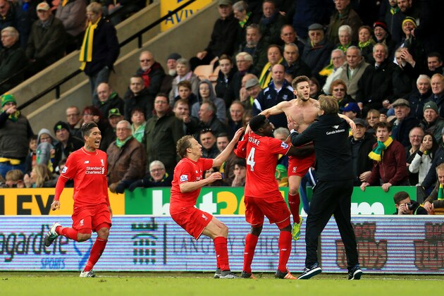 NORWICH, ENGLAND - JANUARY 23:  Adam Lallana (2nd R) of Liverpool ceelbrates scoring his team's fifth goal with his manager Jurgen Klopp (1st R) and team mate Kolo Toure (3rd R), Lucas Leiva (2nd L) and Roberto Firmino (1st L) during the Barclays Premier League match between Norwich City and Liverpool at Carrow Road on January 23, 2016 in Norwich, England.  (Photo by Stephen Pond/Getty Images)