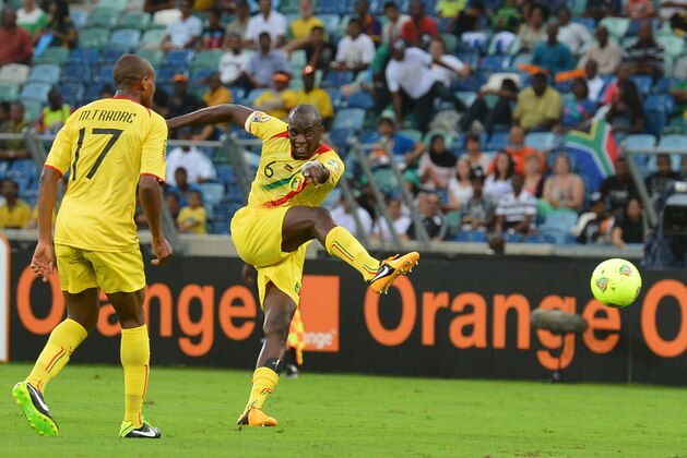 Mali's midfielder Momo Sissoko (C) has a shot against Nigeria during the 2013 African Cup of Nations semi-final football match Mali vs Nigeria on February 6, 2013 in Durban.   AFP PHOTO / BEN STANSALL        (Photo credit should read BEN STANSALL/AFP/Getty Images)