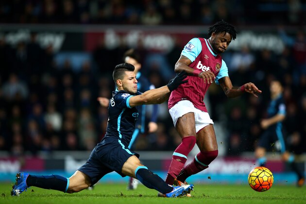 LONDON, ENGLAND - JANUARY 23:  Alexandre Song of West Ham United beats Sergio Aguero of Manchester City to the ball during the Barclays Premier League match between West Ham United and Manchester City at the Boleyn Ground on January 23, 2016 in London, England.  (Photo by Paul Gilham/Getty Images)