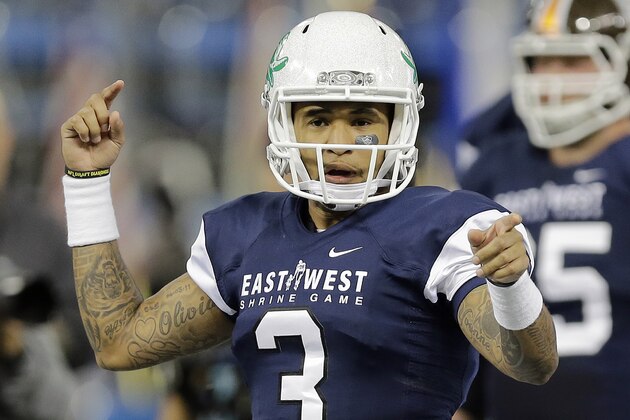 West quarterback Vernon Adams Jr., (3), of Oregon, before the East West Shrine football game Saturday, Jan. 23, 2016, in St. Petersburg, Fla. (AP Photo/Chris O'Meara)