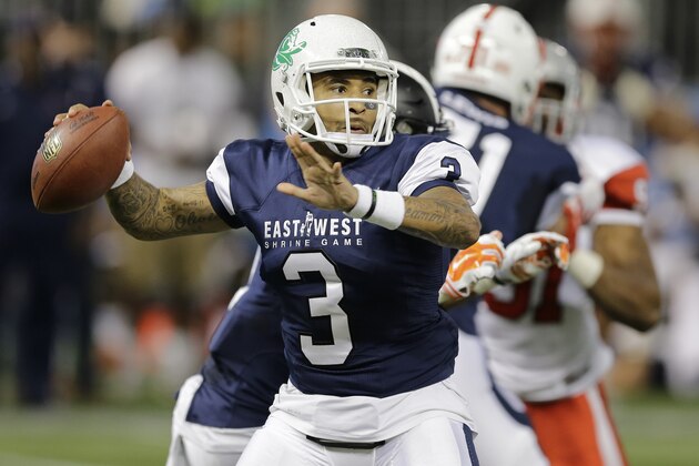 West quarterback Vernon Adams Jr., (3), of Oregon, throws a pass against the East during the second quarter of the East West Shrine football game Saturday, Jan. 23, 2016, in St. Petersburg, Fla. (AP Photo/Chris O'Meara)