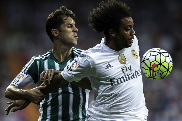 MADRID, SPAIN - AUGUST 29: Marcelo (R) of Real Madrid CF competes for the ball with Alvaro Cejudo (L) of Real Betis Balompie during the La Liga match between Real Madrid CF and Real Betis Balompie at Estadio Santiago Bernabeu on August 29, 2015 in Madrid, Spain.  (Photo by Gonzalo Arroyo Moreno/Getty Images)
