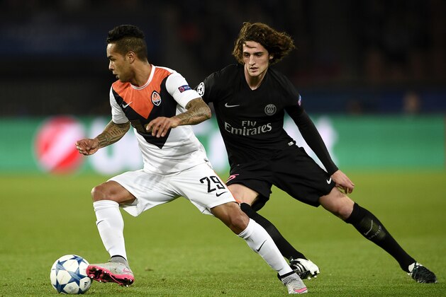 Shakhtar Donetsk's Brazilian midfielder Alex Teixeira (L) vies with Paris Saint-Germain's French midfielder Adrien Rabiot during the UEFA Champions League Group A football match between Paris-Saint-Germain and Shakhtar Donetsk on December 8, 2015 at the Parc des Princes stadium in Paris.  AFP PHOTO / FRANCK FIFE / AFP / FRANCK FIFE        (Photo credit should read FRANCK FIFE/AFP/Getty Images)