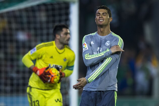SEVILLE, SPAIN - JANUARY 24: Cristiano Ronaldo (R) reacts as he fail to score ahead goalkeeper Antonio Adan of Real Betis Balompie during the La Liga match between Real Betis Balompie and Real Madrid CF at Estadio Benito Villamarin on January 24, 2016 in Seville, Spain.  (Photo by Gonzalo Arroyo Moreno/Getty Images)