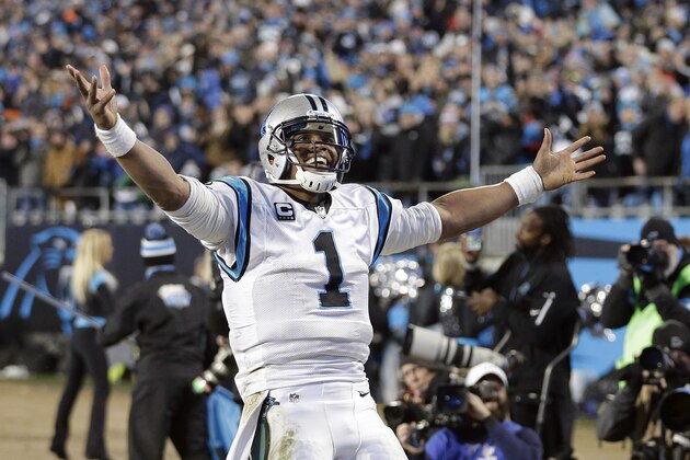 Cam Newton, quarterback de los Panthers de Carolina, celebra un touchdown durante la final de la Conferencia Nacional, frente a los Cardinals de Arizona (AP Foto/Chuck Burton)