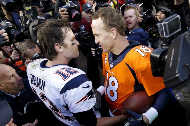 El quarterback Tom Brady de los Patriots de Nueva Inglaterra y su contraparte Peyton Manning de los Broncos de Denver se saluda tras la victoria de Denver en la final de la Conferencia Americana el domingo 24 de enero de 2016. (AP Foto/David Zalubowski)