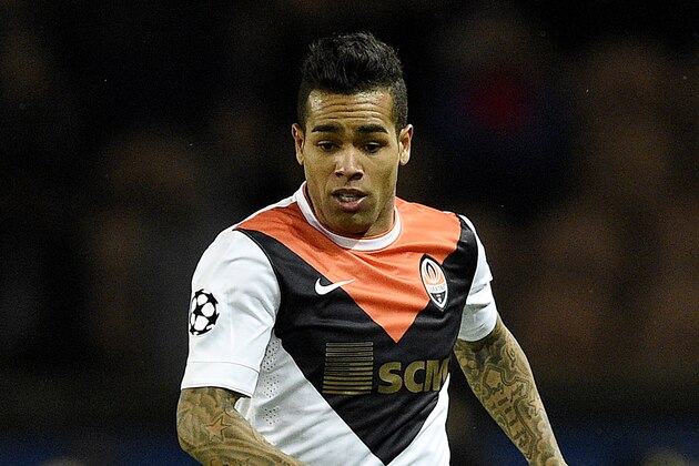 Shakhtar Donetsk's Brazilian midfielder Alex Teixeira controls the ball during the UEFA Champions League group A football match between Paris-Saint-Germain (PSG) and Shakhtar Donetsk at the Parc des Princes stadium in Paris on December 8, 2015.  / AFP / FRANCK FIFE        (Photo credit should read FRANCK FIFE/AFP/Getty Images)