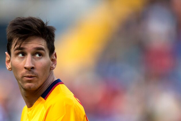 MALAGA, SPAIN - JANUARY 23: Lionel Messi of FC Barcelona looks up during the La Liga match between Malaga CF and FC Barcelona at La Rosaleda Stadium on January 23, 2016 in Malaga, Spain.  (Photo by Gonzalo Arroyo Moreno/Getty Images)