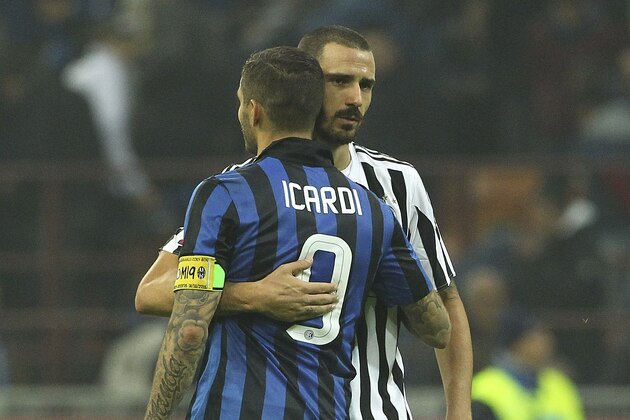 MILAN, ITALY - OCTOBER 18:  Leonardo Bonucci (R) of Juventus FC embraces Mauro Emanuel Icardi (R) of FC Internazionale Milano at the end of the Serie A match between FC Internazionale Milano and Juventus FC at Stadio Giuseppe Meazza on October 18, 2015 in Milan, Italy.  (Photo by Marco Luzzani/Getty Images)