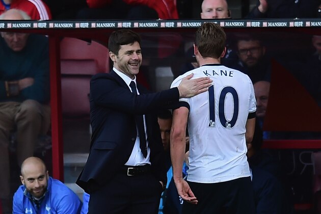 BOURNEMOUTH, ENGLAND - OCTOBER 25: Mauricio Pochettino Manager of Tottenham Hotspur congratulates Harry Kane as he is substituted during the Barclays Premier League match between A.F.C. Bournemouth and Tottenham Hotspur at Vitality Stadium on October 25, 2015 in Bournemouth, England.  (Photo by Alex Broadway/Getty Images)