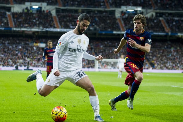 MADRID, SPAIN - NOVEMBER 21: Isco of Real Madrid duels for the ball with Sergi Roberto of Barcelona during the La Liga match between Real Madrid CF and FC Barcelona at Estadio Santiago Bernabeu on November 21, 2015 in Madrid, Spain.  (Photo by Juan Manuel Serrano Arce/Getty Images)