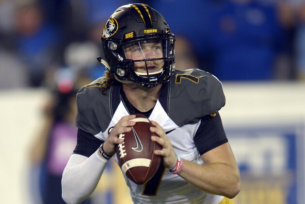 LEXINGTON, KY - SEPTEMBER 26:  Maty Mauk #7 of the Missouri Tigers drops back to pass against the Kentucky Wildcats at Commonwealth Stadium on September 26, 2015 in Lexington, Kentucky. (Photo by Dylan Buell/Getty Images)