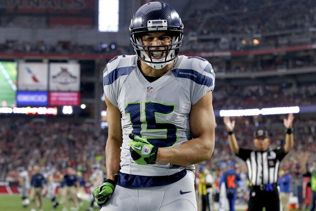 Jermaine Kearse, receptor de los Seahawks de Seattle, festeja luego de anotar frente a los Cardinals de Arizona en el partido del domingo 3 de enero de 2016 (AP Foto/Ross D. Franklin)