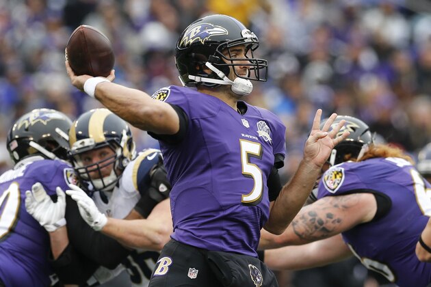 Joe Flacco, quarterback de los Ravens de Baltimore, se prepara para lanzar un pase durante el partido contra los Rams de San Luis, el domingo 22 de noviembre de 2015 (AP Foto/Patrick Semansky)