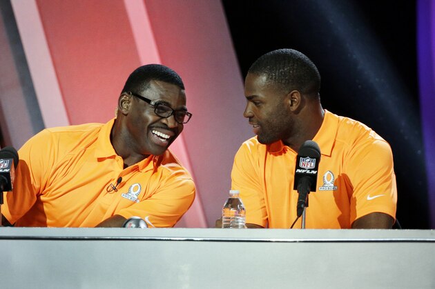 Michael Irvin, left, talks to Dallas Cowboys' DeMarco Murray during the Pro Bowl draft Wednesday, Jan. 21, 2015, in Phoenix. (AP Photo/David J. Phillip)
