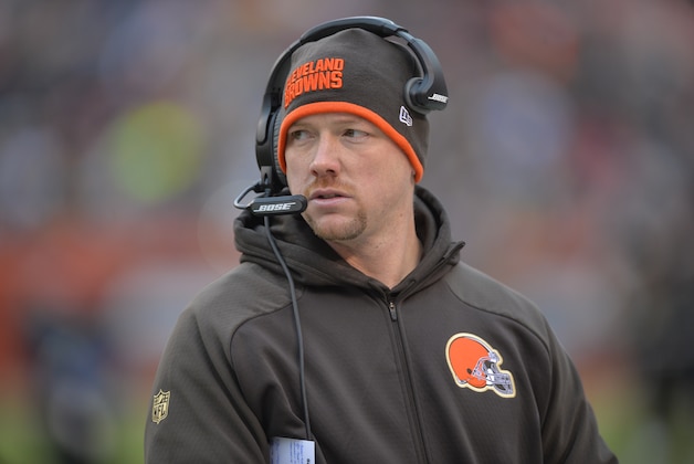 Cleveland Browns defensive coordinator Jim O'Neil stands on the sideline during an NFL football game between the Pittsburgh Steelers and the Browns, Sunday, Jan. 3, 2016, in Cleveland. The Steelers won 28-12. (AP Photo/David Richard)
