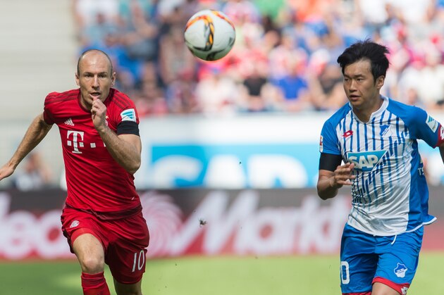 Kim Jin-su of Hoffenheim, right, challenges for the ball with Munich's Arjen Robben during the Germany Soccer Bundesliga match between TSG Hoffenheim and Bayern Munich in Sinsheim, southern Germany, Saturday Aug. 22, 2015. (AP Photo/Daniel Maurer)