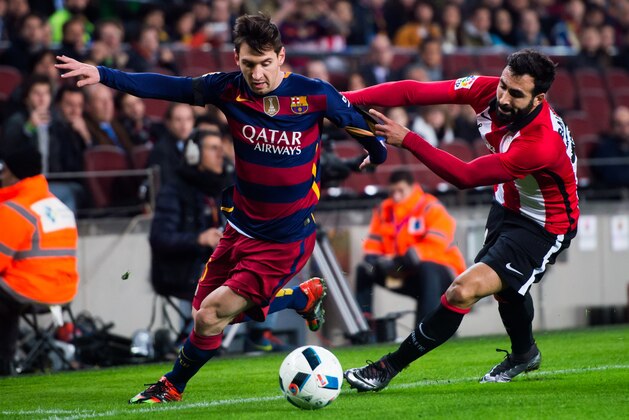 BARCELONA, SPAIN - JANUARY 27:  Lionel Messi (L) of FC Barcelona and Mikel Balenziaga (R) of Athletic Club fight for the ball during the Copa del Rey Quarter Final Second Leg between FC Barcelona and Athletic Club at Camp Nou stadium on January 27, 2016 in Barcelona, Spain.  (Photo by Alex Caparros/Getty Images)