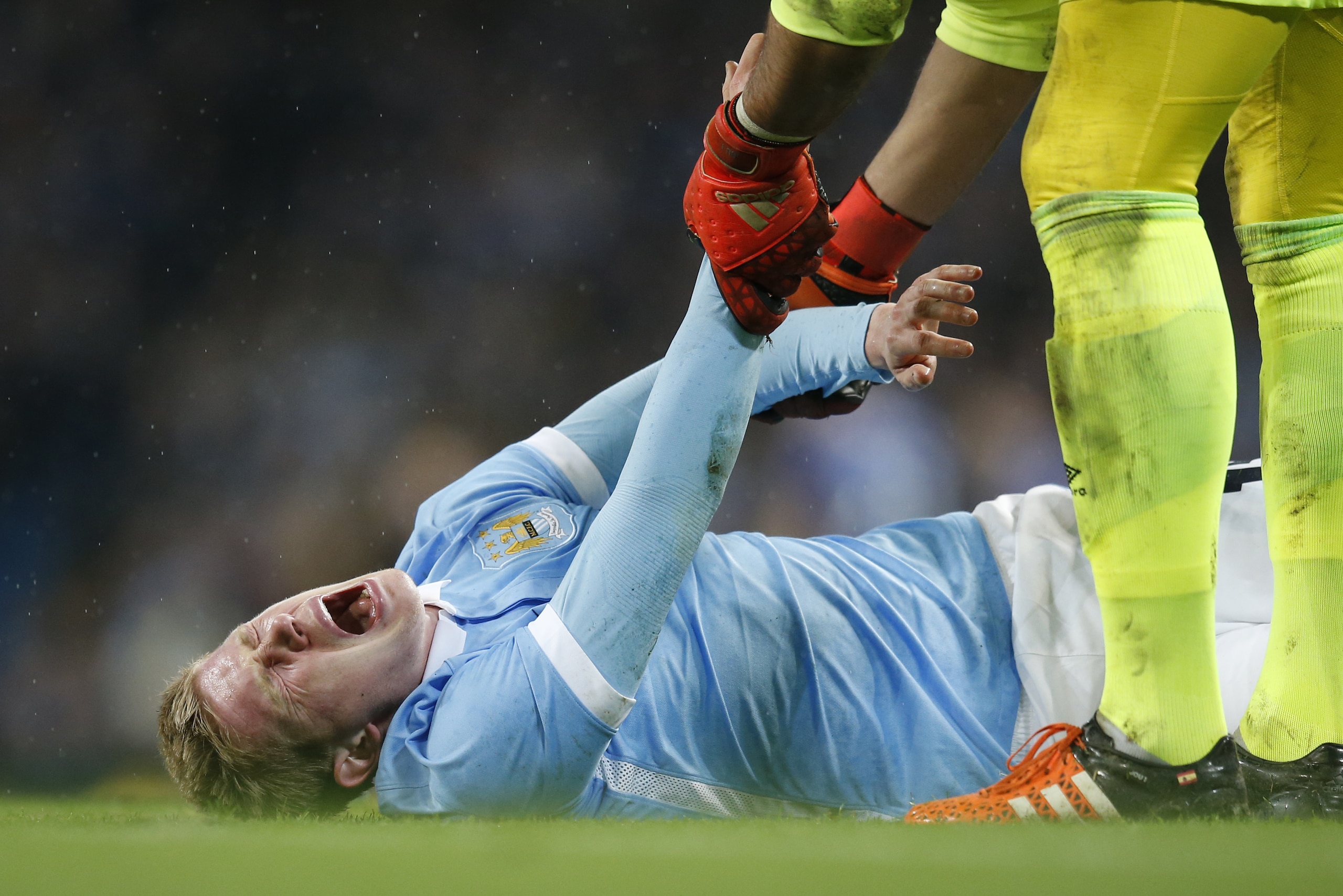 Manchester City's Kevin De Bruyne shouts in pain with an injury that led to him being taken off after challenging for the ball with Everton's Ramiro Funes Mori during the English League Cup semifinal second leg soccer match between Manchester City and Everton at the City of Manchester Stadium in Manchester, England, Wednesday, Jan. 27, 2016. (AP Photo/Jon Super)
