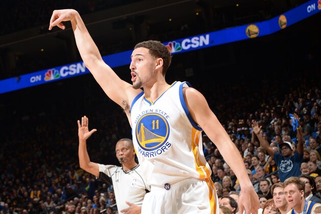 OAKLAND, CA - JANUARY 27:  Klay Thompson #11 of the Golden State Warriors shoots the ball against the Dallas Mavericks on January 27, 2016 at ORACLE Arena in Oakland, California. NOTE TO USER: User expressly acknowledges and agrees that, by downloading and or using this photograph, user is consenting to the terms and conditions of Getty Images License Agreement. Mandatory Copyright Notice: Copyright 2016 NBAE (Photo by Noah Graham/NBAE via Getty Images)
