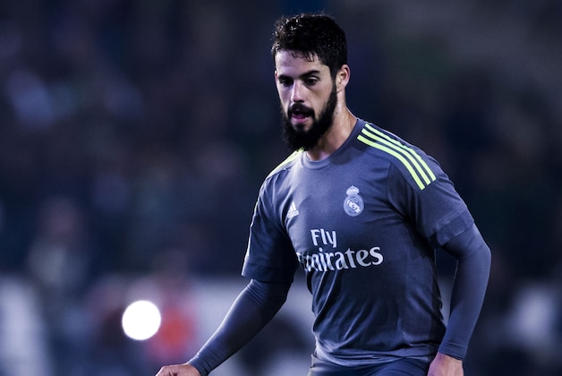 SEVILLE, SPAIN - JANUARY 24: Francisco Roman Alarcon alias Isco of Real Madrid CF controls the ball during the La Liga match between Real Betis Balompie and Real Madrid CF at Estadio Benito Villamarin on January 24, 2016 in Seville, Spain.  (Photo by Gonzalo Arroyo Moreno/Getty Images)