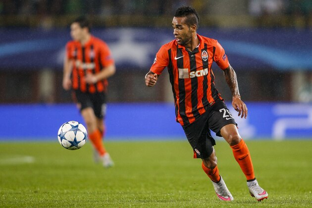VIENNA, AUSTRIA - AUGUST 19:  Alex Teixeira of Donetsk controls the ball during the UEFA Champions League: Qualifying Round Play Off First Leg match between SK Rapid Vienna and FC Shakhtar Donetsk on August 19, 2015 in Vienna, Austria.  (Photo by Christian Hofer/Getty Images)