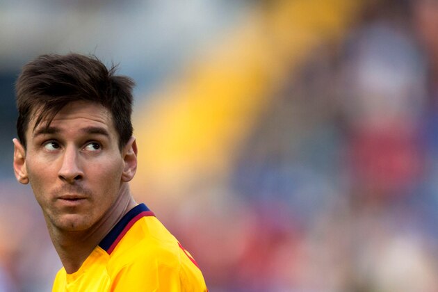 MALAGA, SPAIN - JANUARY 23: Lionel Messi of FC Barcelona looks up during the La Liga match between Malaga CF and FC Barcelona at La Rosaleda Stadium on January 23, 2016 in Malaga, Spain.  (Photo by Gonzalo Arroyo Moreno/Getty Images)
