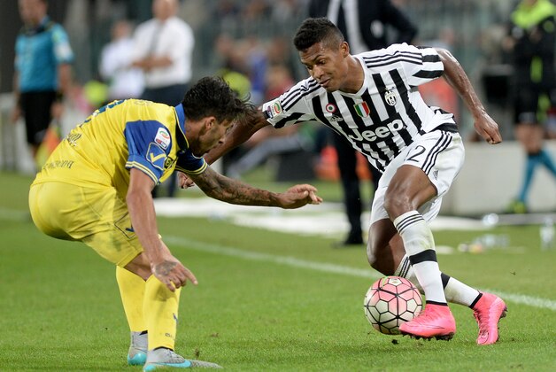 Juventus' Alex Sandro, right, and Chievo Verona's Lucas Castro fight for the ball during a Serie A soccer match between Juventus and Chievo Verona at the Juventus Stadium, in Turin, Italy, Saturday, Sept. 12, 2015. (AP Photo/Massimo Pinca)