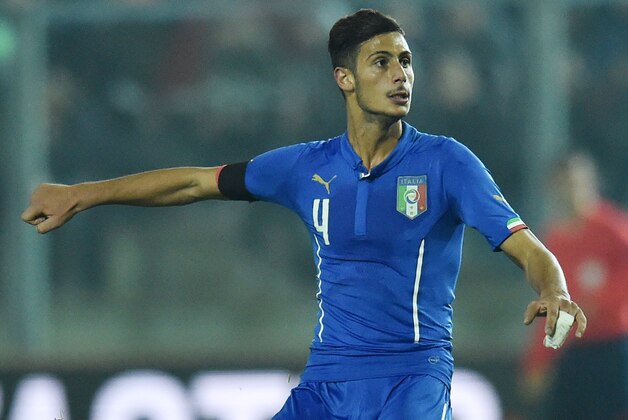 L'AQUILA, ITALY - NOVEMBER 17: Rolando Mandragora of Italy U21 in action during the 2017 UEFA European U21 Championships Qualifier between Italy U21 and Lithuania U21 at Stadio Teofilo Patini on November 17, 2015 in Castel di Sangro near L'Aquila, Italy.  (Photo by Giuseppe Bellini/Getty Images)