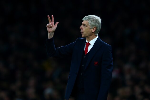 LONDON, ENGLAND - JANUARY 24:  Arsene Wenger, Manager of Arsenal issues instructions to his players during the Barclays Premier League match between Arsenal and Chelsea at Emirates Stadium on January 24, 2016 in London, England.  (Photo by Clive Mason/Getty Images)